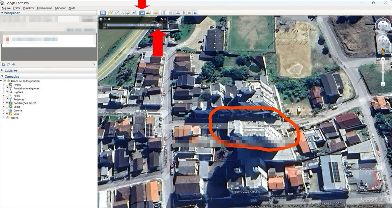 Google Earth Pro com o ícone de imagens históricas e a régua de datas no topo