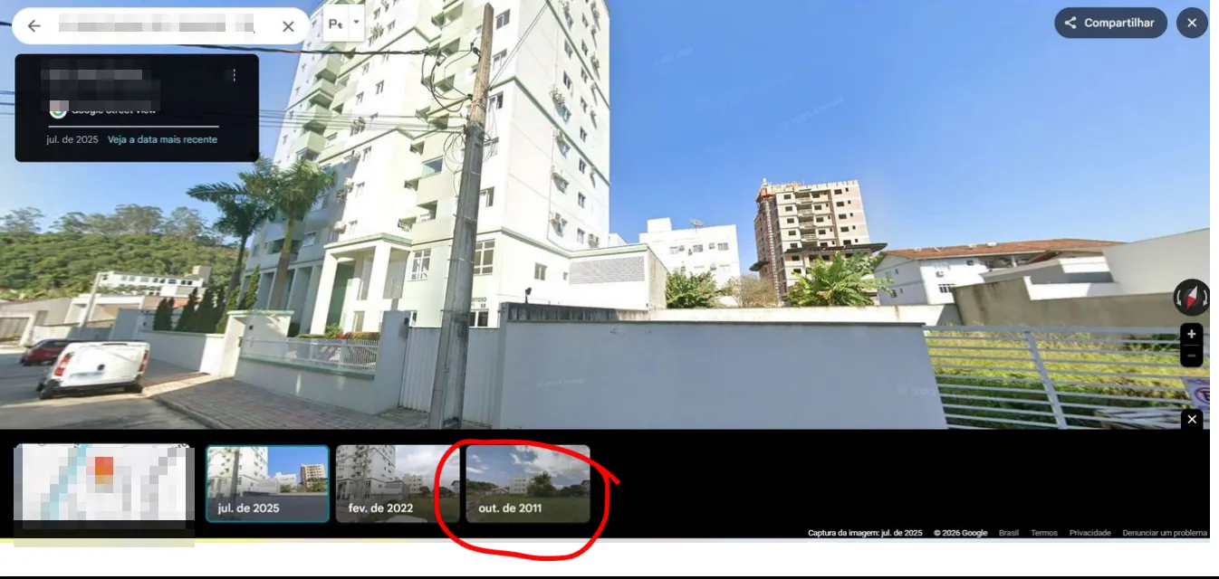 Street View com a faixa de anos disponíveis e a imagem de 2011 selecionada